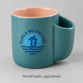 Şiran Yan Cepli Stoneware Kupa: Tuzla Belediyesi logosunun dış yüzeyde temsili baskı uygulaması; üretilmiş numune veya gerçek müşteri siparişi fotoğrafı değildir.