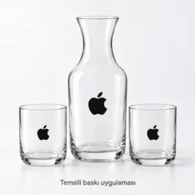 Apple logosunun Tarabya cam karaf ve bardakları üzerinde temsili baskı uygulaması; gerçek müşteri işi veya marka onayı değildir