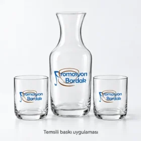 Promosyon Bardak logosunun Tarabya cam karaf ve bardakları üzerinde temsili baskı uygulaması; gerçek müşteri işi veya marka onayı değildir