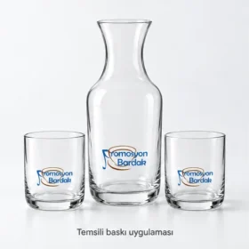 Promosyon Bardak logosunun Tarabya cam karaf ve bardakları üzerinde temsili baskı uygulaması — alt ön konum; gerçek müşteri işi veya marka onayı değildir