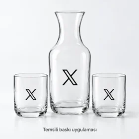 X logosunun Tarabya cam karaf ve bardakları üzerinde temsili baskı uygulaması; gerçek müşteri işi veya marka onayı değildir