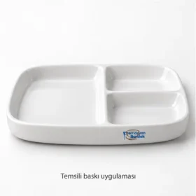 Ürgüp Bölmeli Kahvaltı Tabağı dış duvarında Promosyon Bardak logosuyla temsili baskı uygulaması; gerçek müşteri işi veya marka onayı değildir