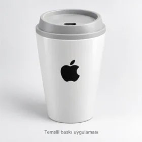 Urla Kapaklı Porselen Seyahat Kupası: Apple logosuyla dış yüzeyde temsili baskı uygulaması; gerçek müşteri işi veya marka onayı değildir