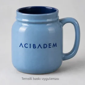 Vezirköprü Kavanoz Formlu Seramik Kupa: Acıbadem logosunun dış yüzeyde temsili baskı uygulaması; üretilmiş numune veya gerçek müşteri siparişi fotoğrafı değildir.