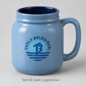 Vezirköprü Kavanoz Formlu Seramik Kupa: Tuzla Belediyesi logosunun dış yüzeyde temsili baskı uygulaması; üretilmiş numune veya gerçek müşteri siparişi fotoğrafı değildir.