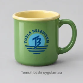 Yusufeli Yuvarlatılmış Kenarlı Seramik Kupa: Tuzla Belediyesi logosunun dış yüzeyde temsili baskı uygulaması; üretilmiş numune veya gerçek müşteri siparişi fotoğrafı değildir.